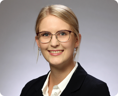 Frau Melanie Dopheide kümmert sich um alle administrativen Themen und hält den Experten für Steuern und Finanzen den Rücken frei.