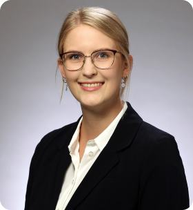 Frau Melanie Dopheide kümmert sich um alle administrativen Themen und hält den Experten für Steuern und Finanzen den Rücken frei.